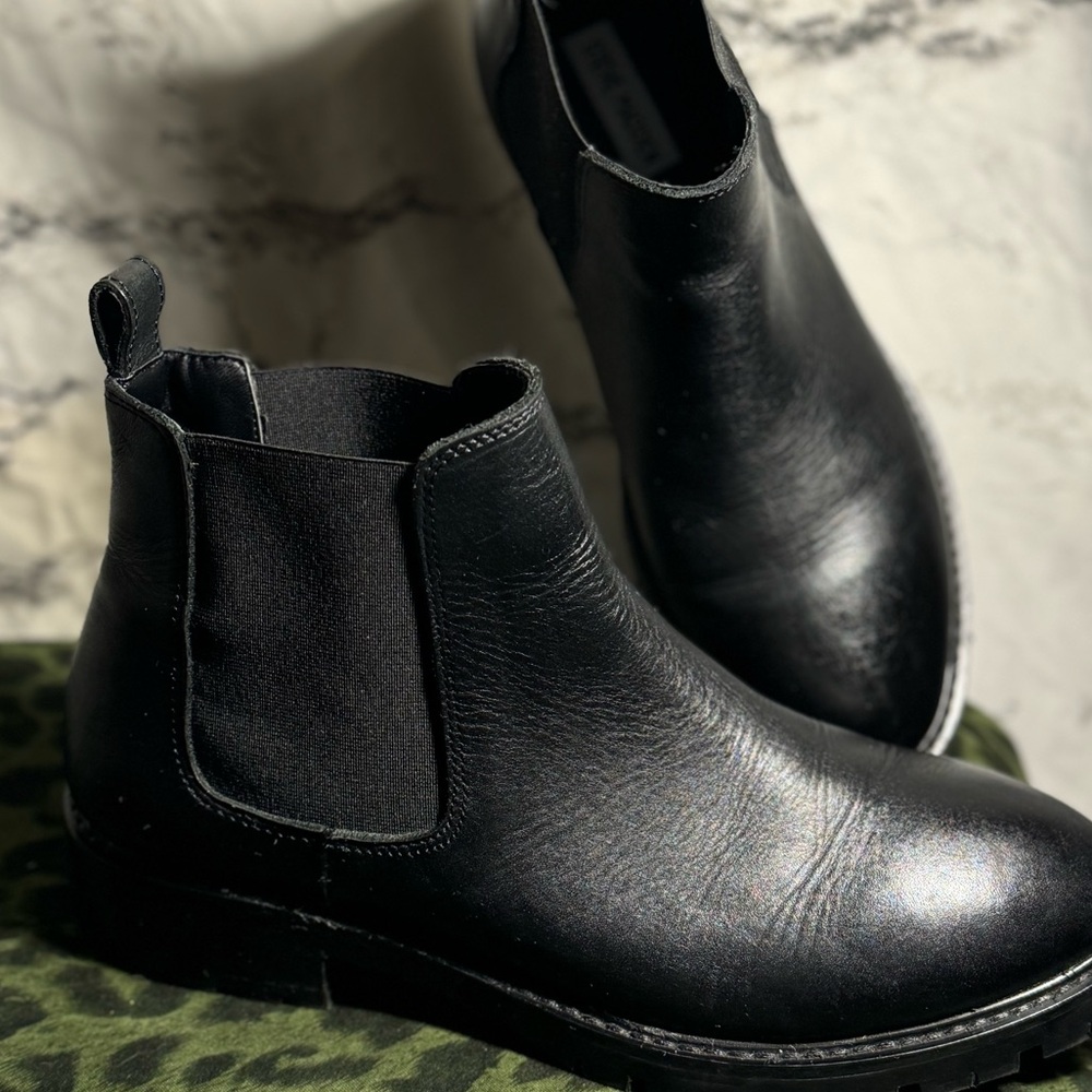 NWOT STEVE MADDEN BLACK LEATHER CHELSEA BOOT